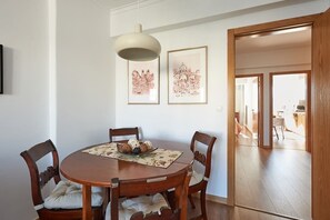 Dining - SEVEN GUEST HOUSE, a departing point to visit Lisbon and Sintra (Casal de São Brás)