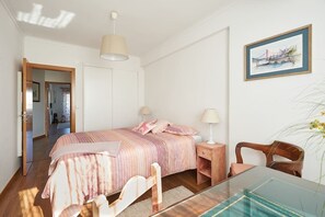 1 bedroom, desk, iron/ironing board, travel cot - SEVEN GUEST HOUSE, a departing point to visit Lisbon and Sintra (Casal de São Brás)
