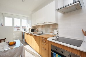 Fridge, microwave, oven, stovetop - SEVEN GUEST HOUSE, a departing point to visit Lisbon and Sintra (Casal de São Brás)