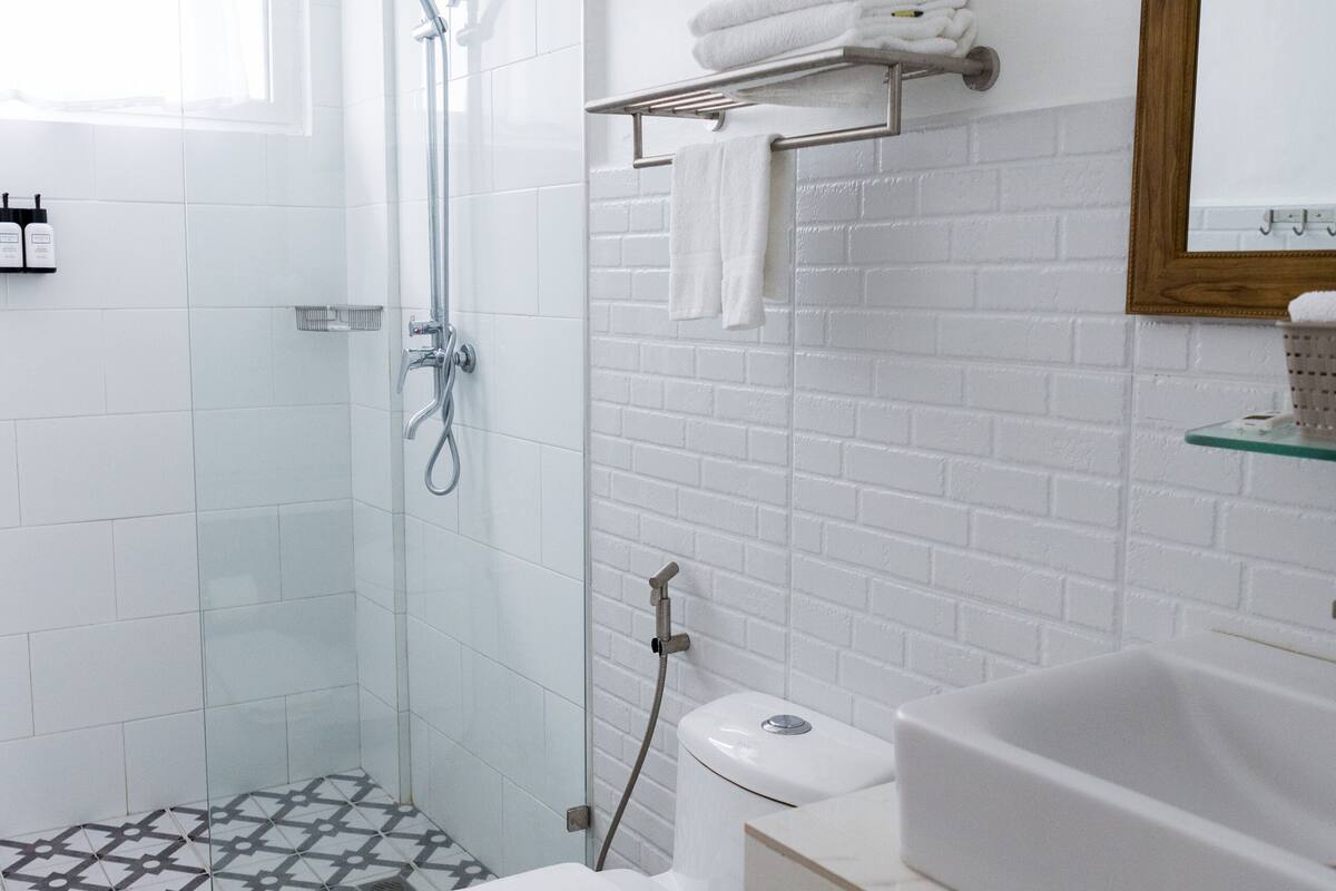 shower, rainfall showerhead, free toiletries, hair dryer