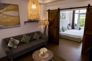 Villa, 3 habitaciones | Sala de estar | Televisión LED de 32 pulgadas con canales por cable y televisión