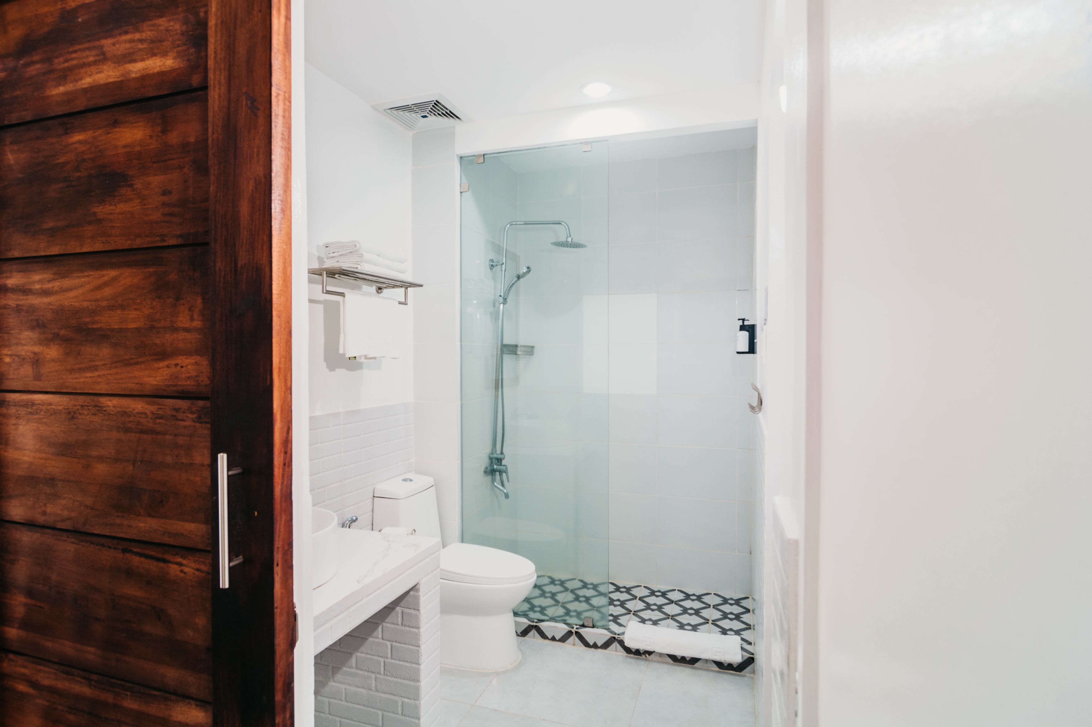 shower, rainfall showerhead, free toiletries, hair dryer