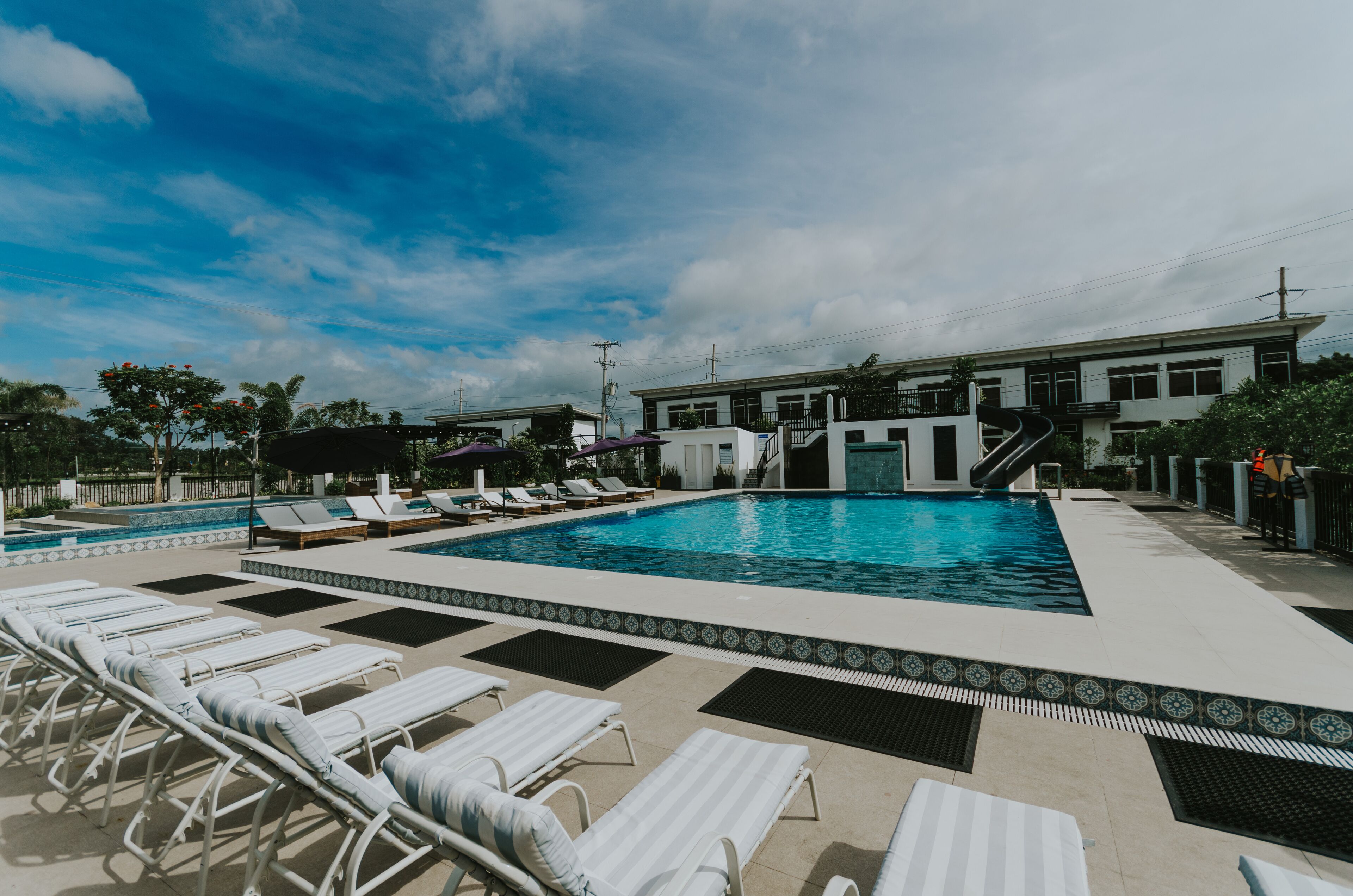 5 outdoor pools, open 7 am to 8:00 pm, pool umbrellas, pool loungers