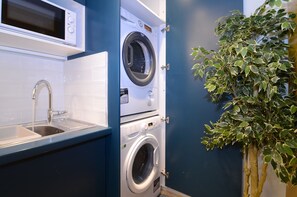 Interior - Urban Art Experience with Acropolis View (Athina)