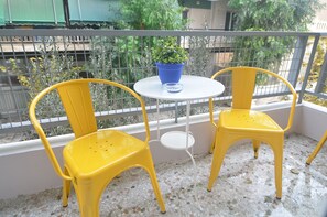 Outdoor dining - Urban Art Experience with Acropolis View (Athina)