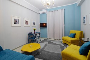 Smart TV, Netflix, books, streaming services - Urban Art Experience with Acropolis View (Athina)