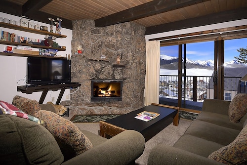 Remodeled Ski-In/Out End Unit w/ Fireplace, Balcony, Washer/Dryer