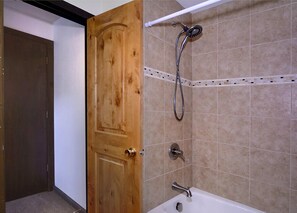 Combined shower/tub, towels
