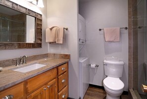 Combined shower/tub, towels