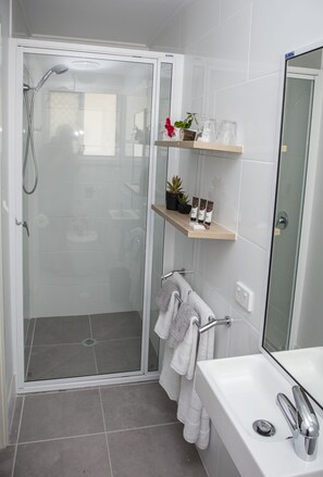 Douche, articles de toilette gratuits, sĂšche-cheveux