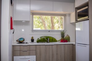 Geladeira grande, micro-ondas, cooktop, lava-louças