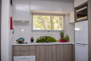 Refrigerador con freezer, microondas, placa de cocina, lavavajillas