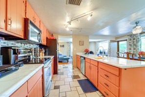 ثلاجة، ميكروويف، موقد طهي مسطح، غسالة أطباق