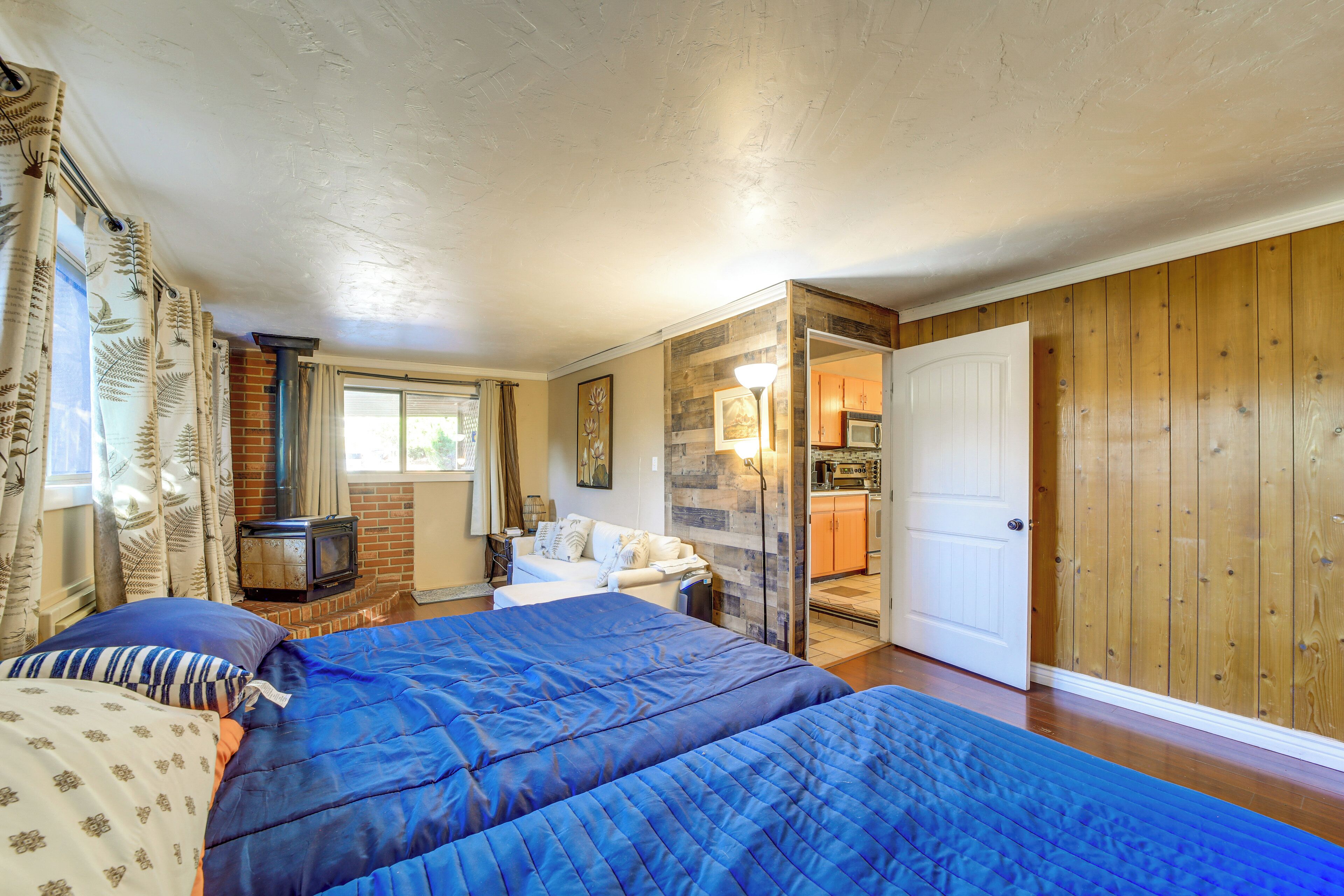 3 bedrooms, iron/ironing board, internet, bed sheets