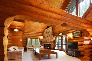Deluxe Log house | Living room | Flat-screen TV