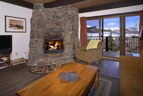 Cozy Ski-In / Out Condo w / Vues sur les montagnes, Cheminée, Balcon, Animaux acceptés