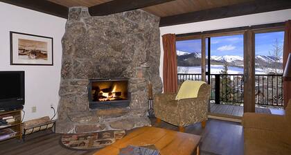 Cozy Ski-In / Out Condo w / Vues sur les montagnes, Cheminée, Balcon, Animaux acceptés