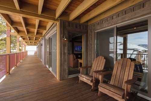 Beautifully Remodeled Ski-In/Out Condo w/ Mountain Views, Fireplace, Balcony