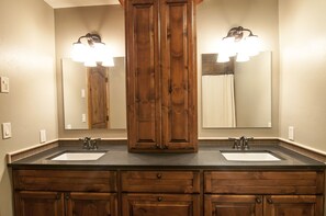 Combined shower/bathtub, towels