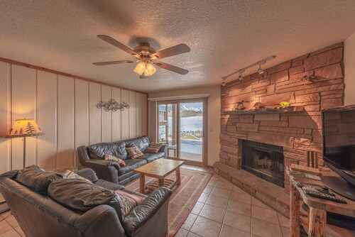 Great location! Ski-In/Out Dog Friendly Condo w/ Fireplace & Views