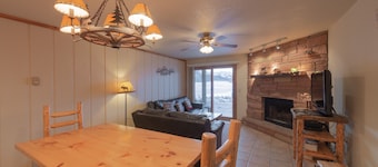 Great location! Ski-In/Out Dog Friendly Condo w/ Fireplace & Views