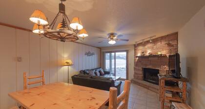 Great location! Ski-In/Out Dog Friendly Condo w/ Fireplace & Views