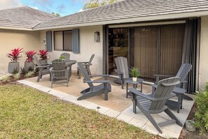 Outdoor dining - Golf Getaway w/ Patio in PGA National Resort! (Palm Beach Gardens)
