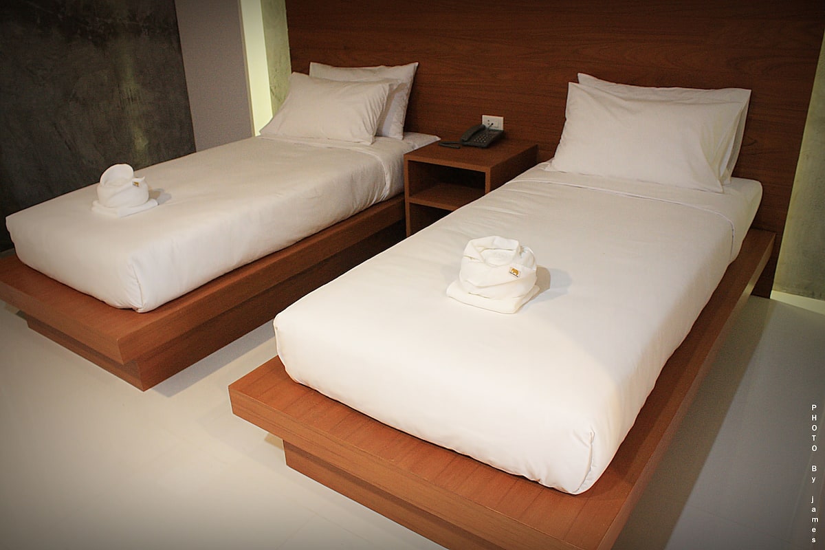 Standard Twin Room | Bar mini, langsir/tirai gelap terus, Wi-fi percuma