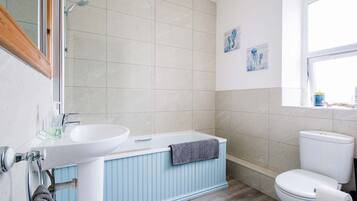 Ensemble douche/baignoire, sèche-cheveux, serviettes fournies, savon