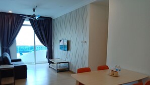 Deluxe Suite, 2 Twin Beds, Balcony, Pool View | Living room | 39-inch TV with digital channels - Faithview Hotel & Suites (Malacca City)