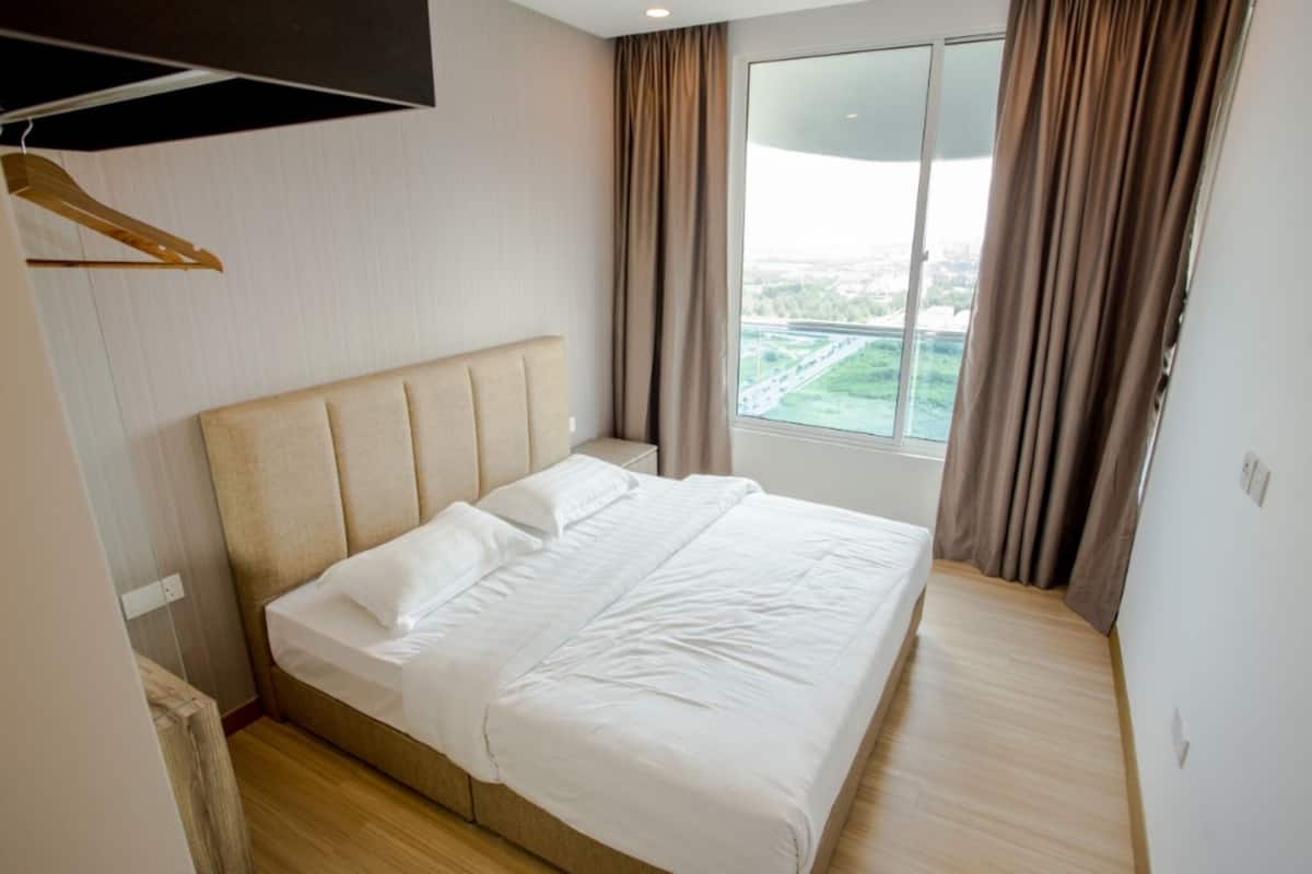 Family Suite | 1 bedroom, minibar, laptop workspace, blackout drapes