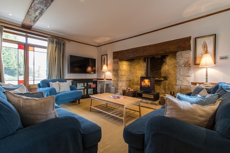 TV, fireplace. Atherstone Farmhouse - thatched farmhouse sleeps 10 guests in 4 bedrooms