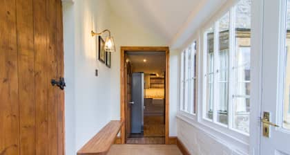 Atherstone Farmhouse - thatched farmhouse sleeps 10 guests in 4 bedrooms