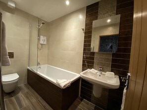 Tina con regadera, secadora de cabello, toallas, jabón 