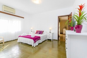 5 bedrooms, in-room safe, iron/ironing board, travel cot - Villa Ben Parit in the center of San Antonio (Sant Antoni de Portmany)