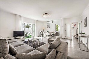 Een dvd-speler en een tafeltennistafel