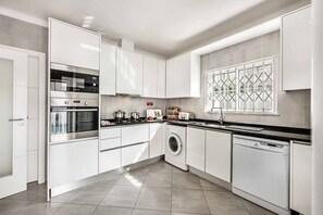 Een koelkast, een microgolfoven, een oven, een vaatwasser