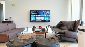 Holiday Home | Desk, free WiFi, bed sheets