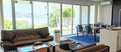 Holiday Home | Desk, free WiFi, bed sheets