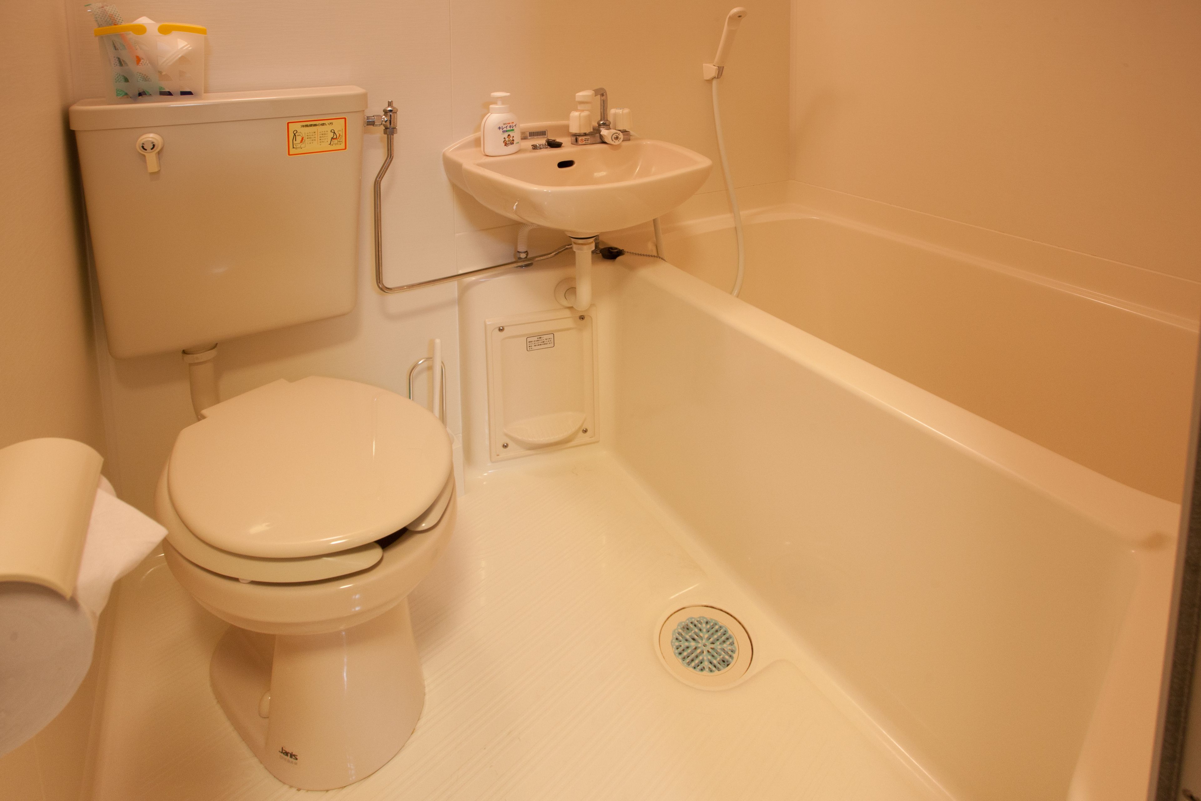 Un baño pequeño con inodoro, lavabo y bañera.