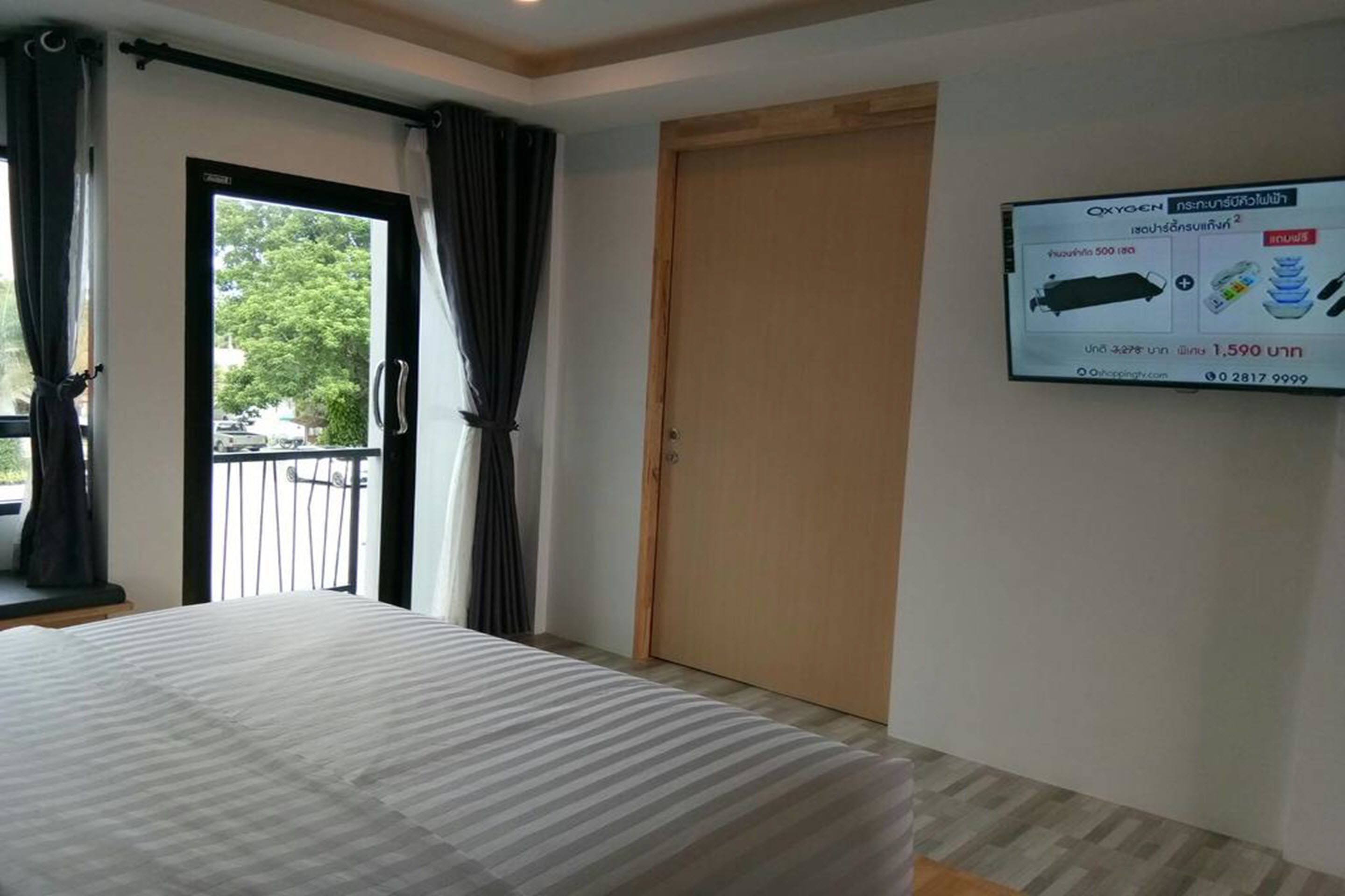 blackout curtains, free wifi