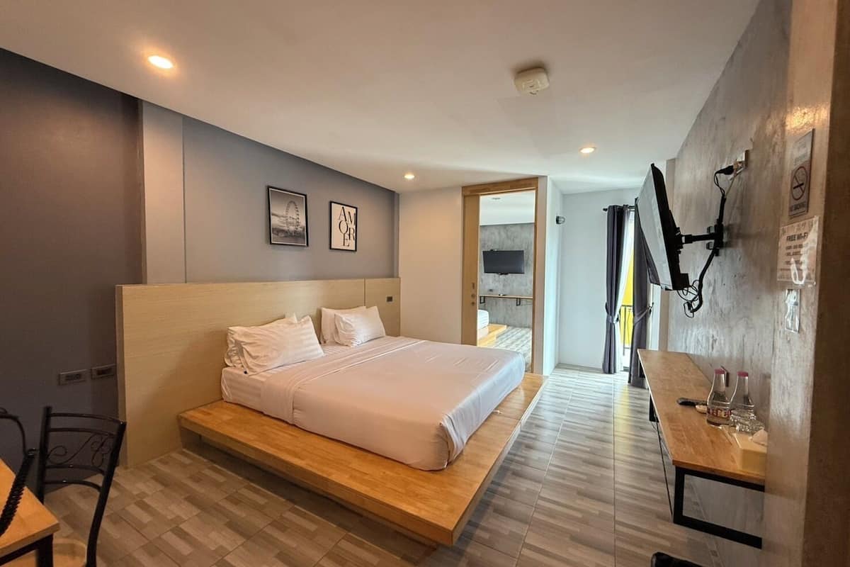 blackout curtains, free wifi