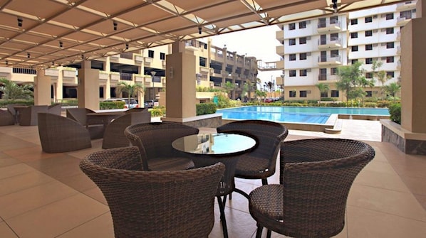Outdoor dining - Jes & Warren's Place (Taguig)