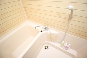 Habitación (CO-402) | Baño | Tina y regadera independientes y amenidades de baño gratuitas 