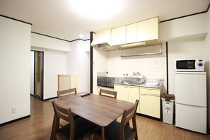 Refrigerador, microondas, placa de cocina, tetera/pava eléctrica