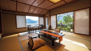 Een traditionele Japanse kamer met tatami vloeren, een lage tafel en schuifdeuren.