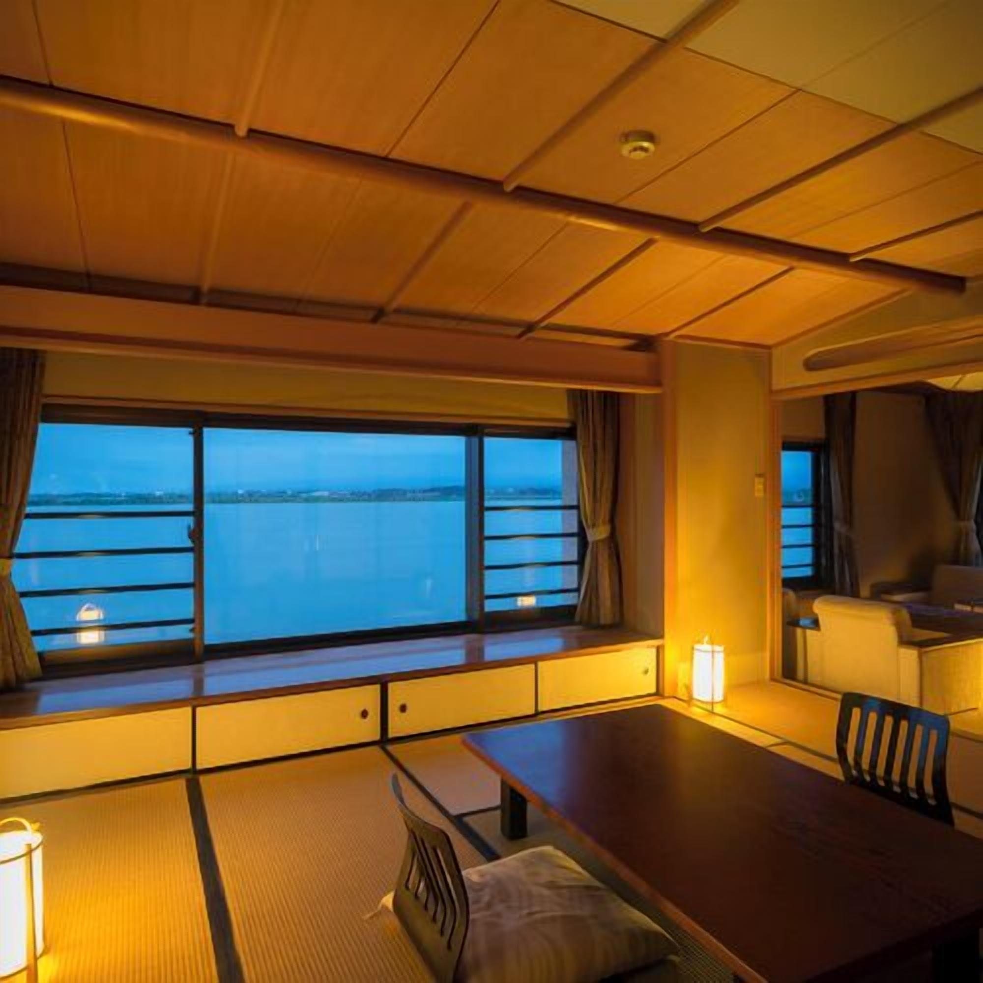 Una habitación con un ventanal grande, una mesa de comedor y un sofá.