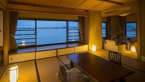 A room with a large window, a dining table, and chairs. - Katayamazu Hot Spring Motoyu Hotel Kanoya Korakuen (Kaga)