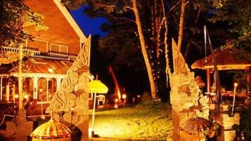 住宿正面 - 傍晚/夜晚