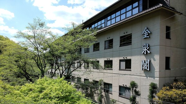 A multi-story building with a modern architectural style, featuring a flat roof and large windows. - Sanage Onsen Hotel Kinsenkaku (Toyota)